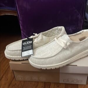 Hey Dude Cream Casual Shoes sz 9 new in box shimmer design